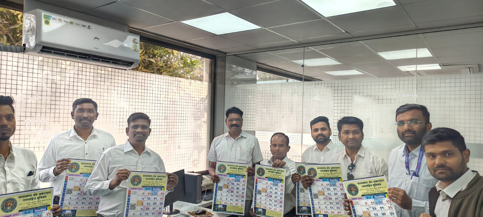 फायनान्स अँड अकाउंट्स एम्प्लॉईज युनियन संघटनेची सन २०२६ ची दिनदर्शिका वितरण करतेवेळीचे छायाचित्र.